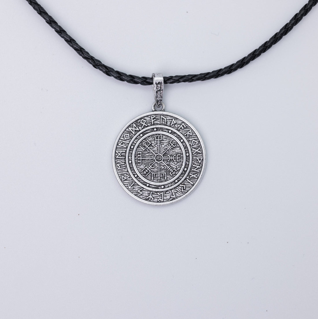 Necklace Hanging On Wall - Minjagripir.is