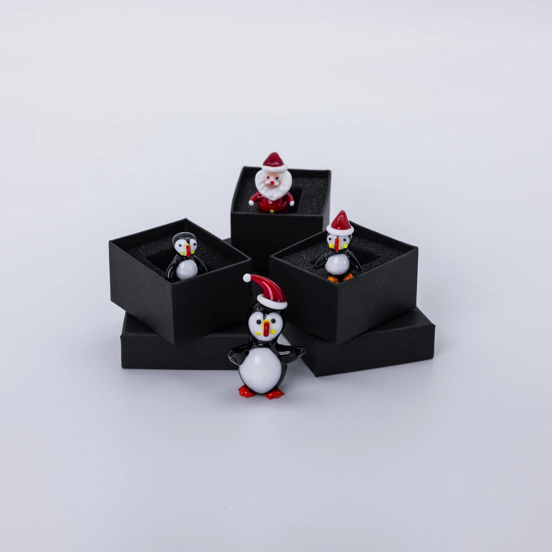 Glass Figurine Puffin With Christmas Hat (Large) - Minjagripir.is