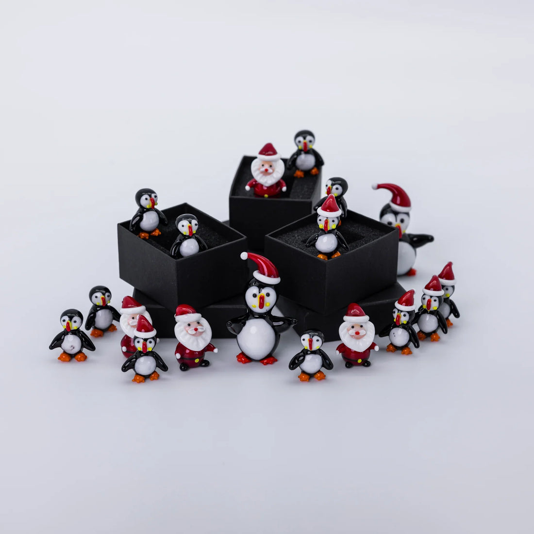 Glass Figurine Puffin With Christmas Hat (Large) - Minjagripir.is