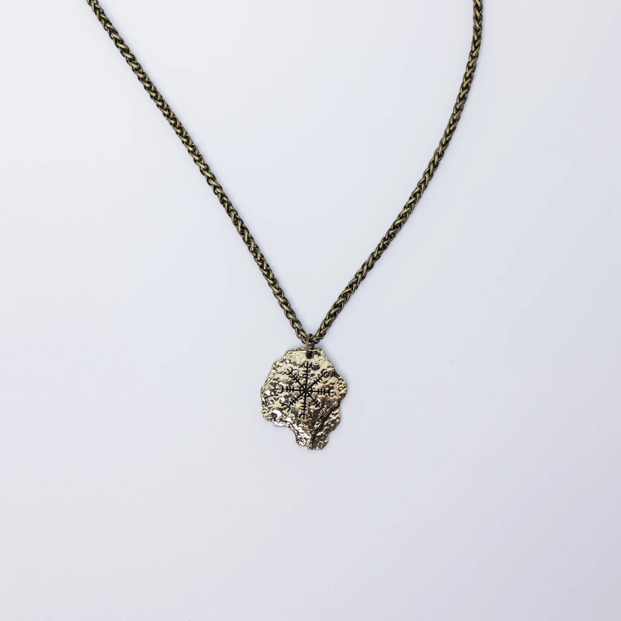 Necklace Hanging On Wall - Minjagripir.is