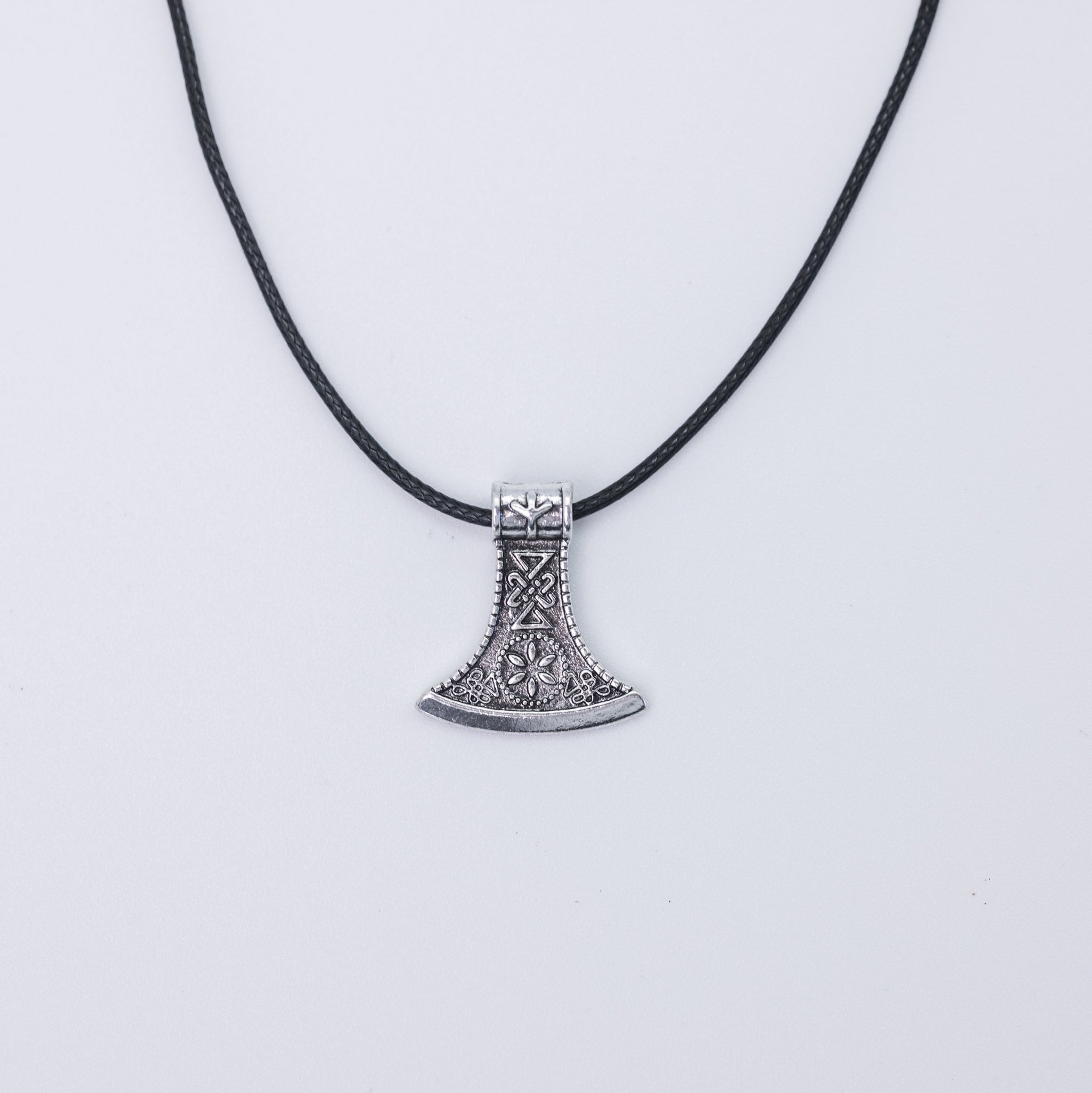 Necklace Hanging On Wall - Minjagripir.is