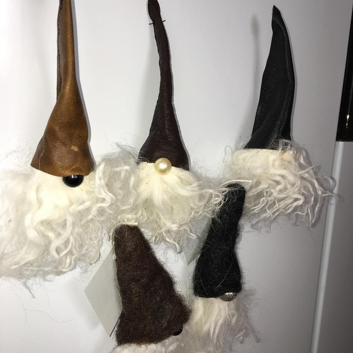 Elf with tall hat and long beard Merkikerti